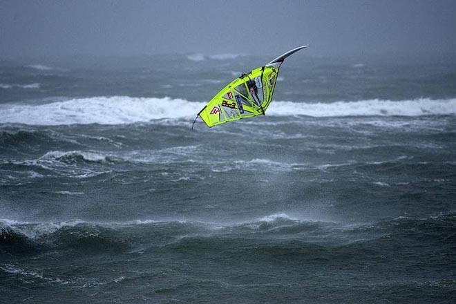 Fernandez throws his trademark double - Sylt 2008 ©  John Carter / PWA http://www.pwaworldtour.com